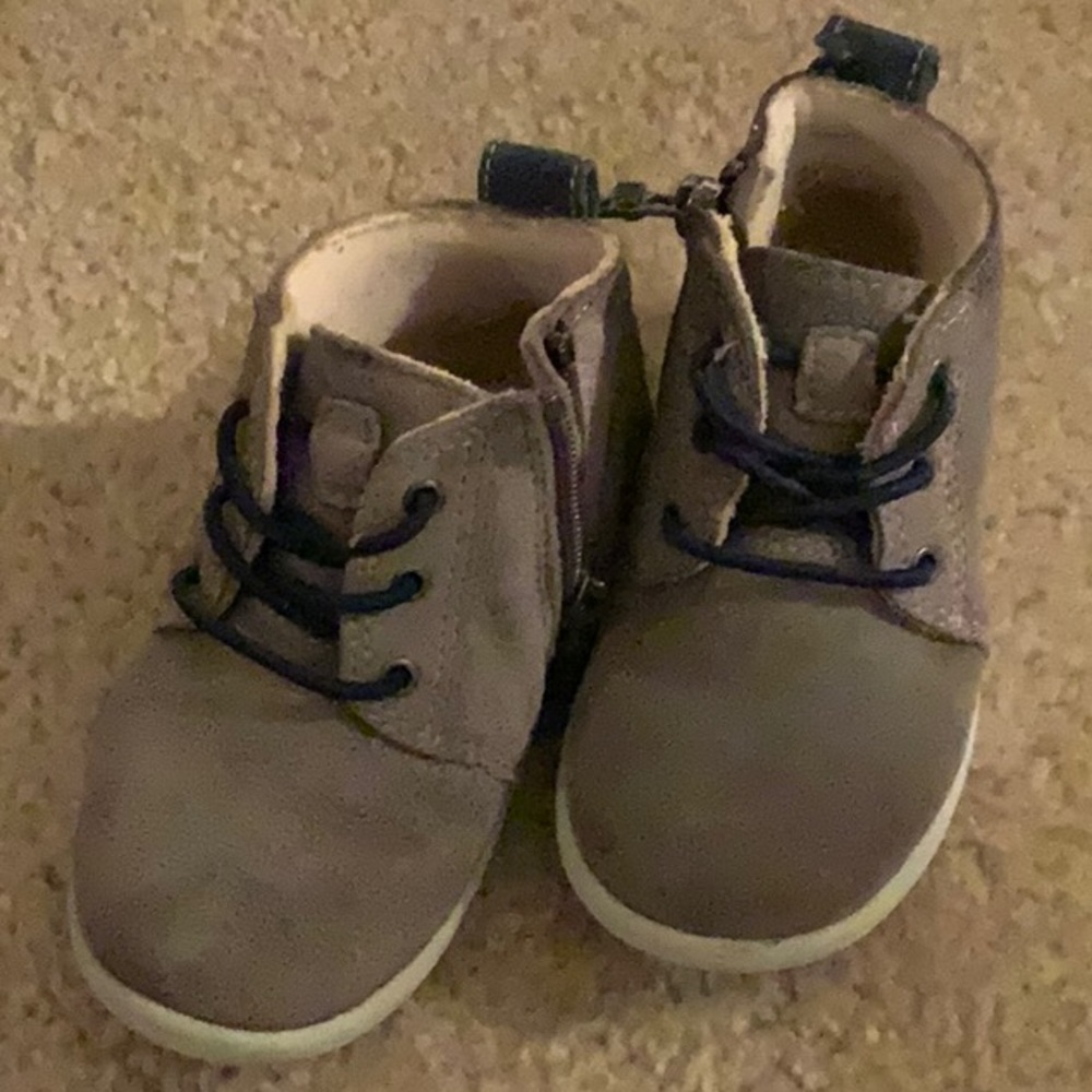 Baby boy grey/blue Ugg casual boot.. they are a size US 7 UK 6.🥾